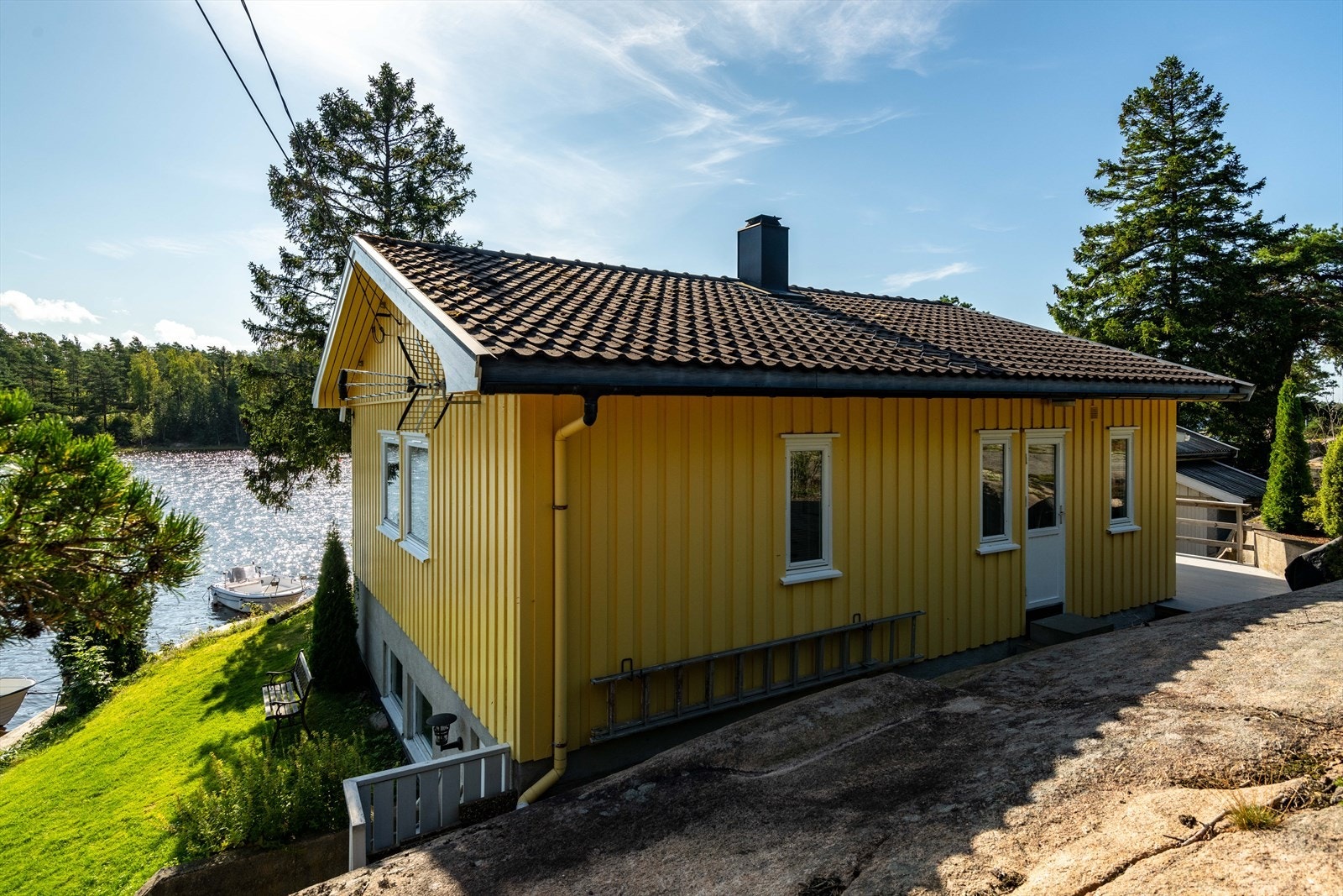 På baksiden av hytta ligger det også en fjellknaus som beskytter eiendommen mot innsyn fra passerende, da stien videre utover går i bakkant av fjellknausen. Galleribilde