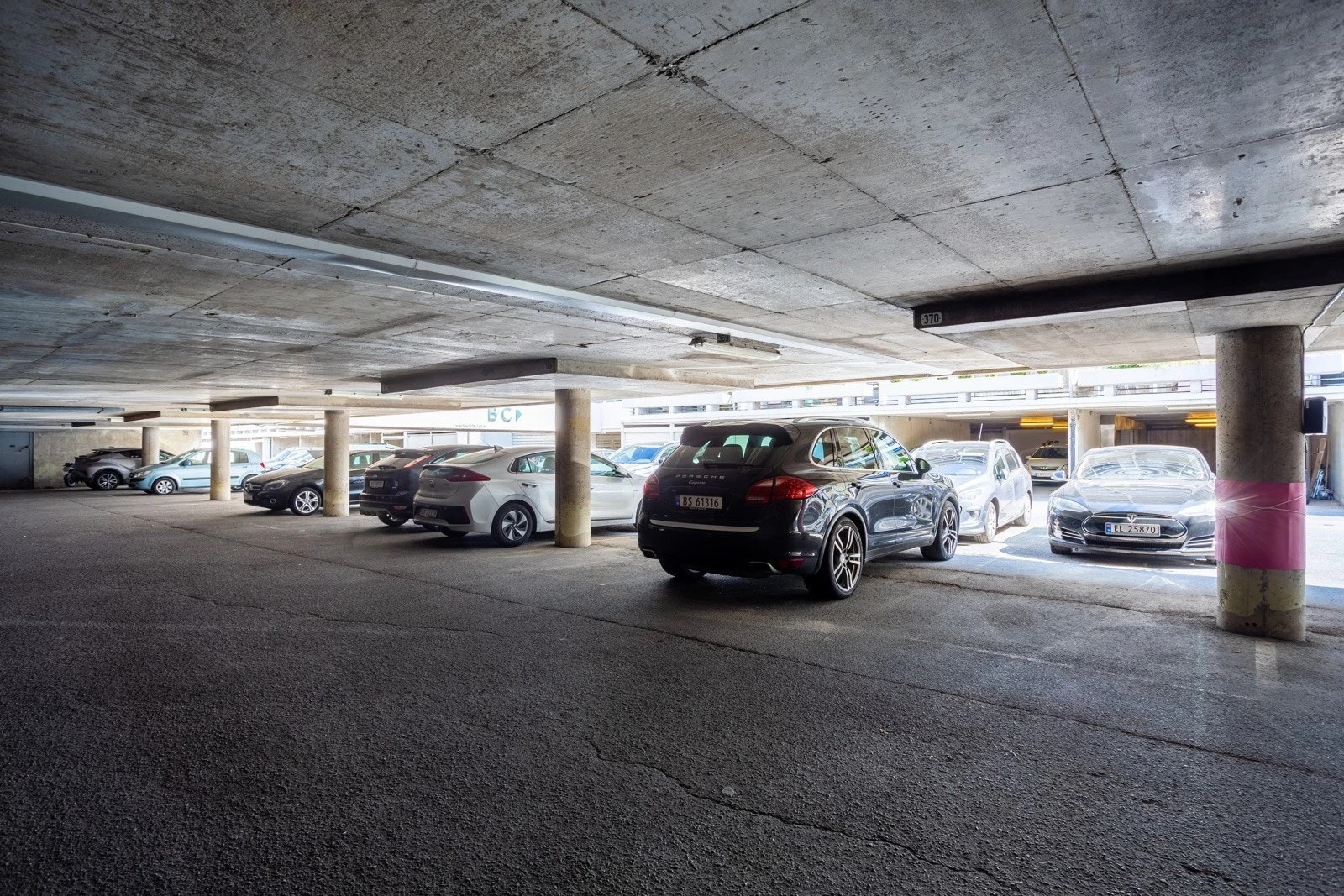 Leiligehten disponerer en garasjeplass under tak Galleribilde