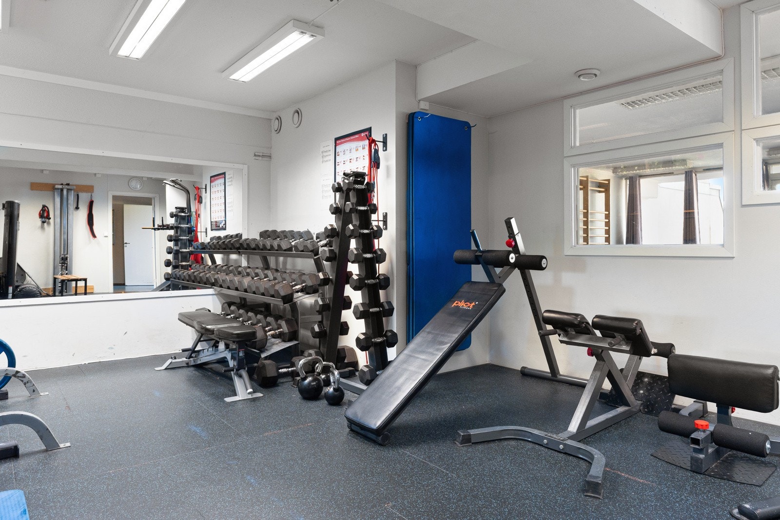 Sameiet har to fellesvaskerier, felles treningsrom, felles smørerom, felles gymsal og felles sameiestue Galleribilde