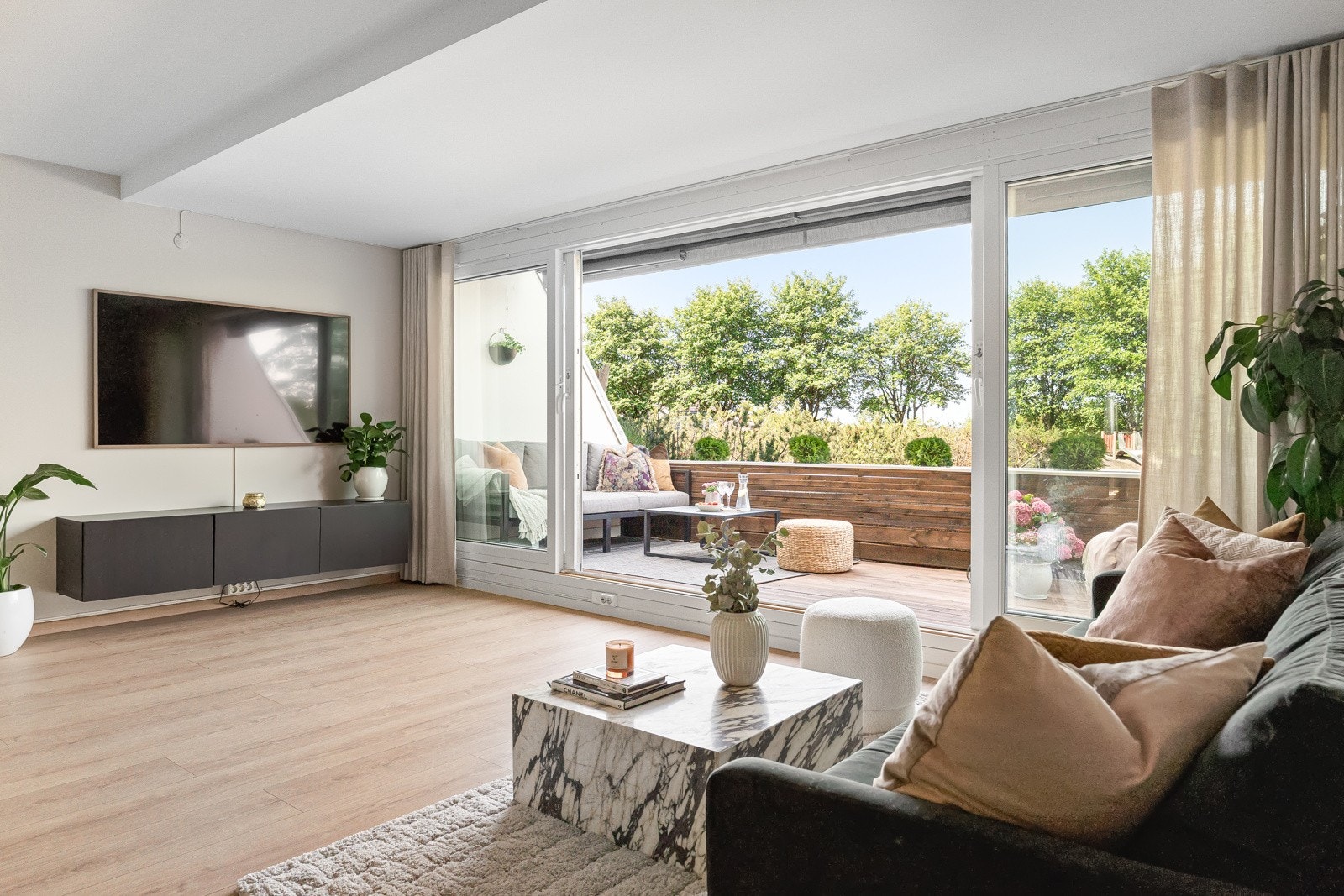 Fra stuen er det direkte utgang til en solrik, vestvendt balkong Galleribilde