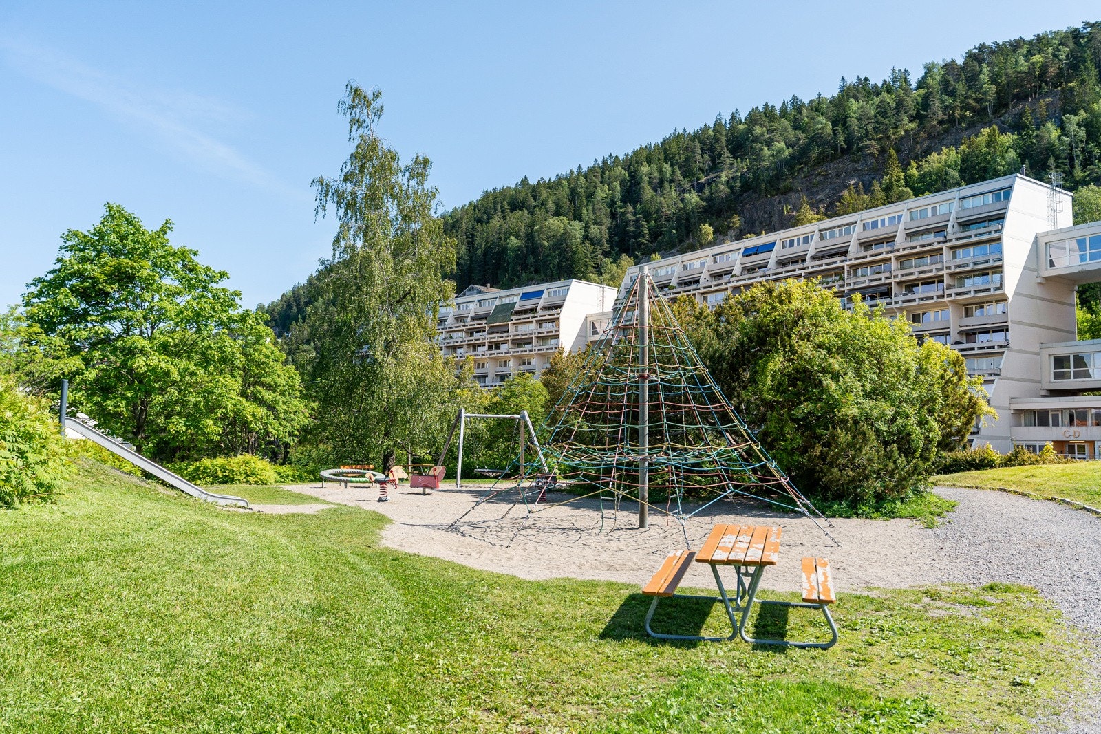 Sameiet har en bryggeklubb og mikrobryggeri for brygging av øl i sameiet. Det er også en 2-roms utleieleilighet som beboere kan leie Galleribilde
