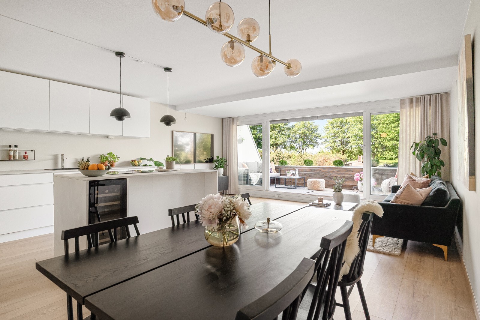 Stort og åpent rom på hele 35 kvm delt inn i fine soner Galleribilde