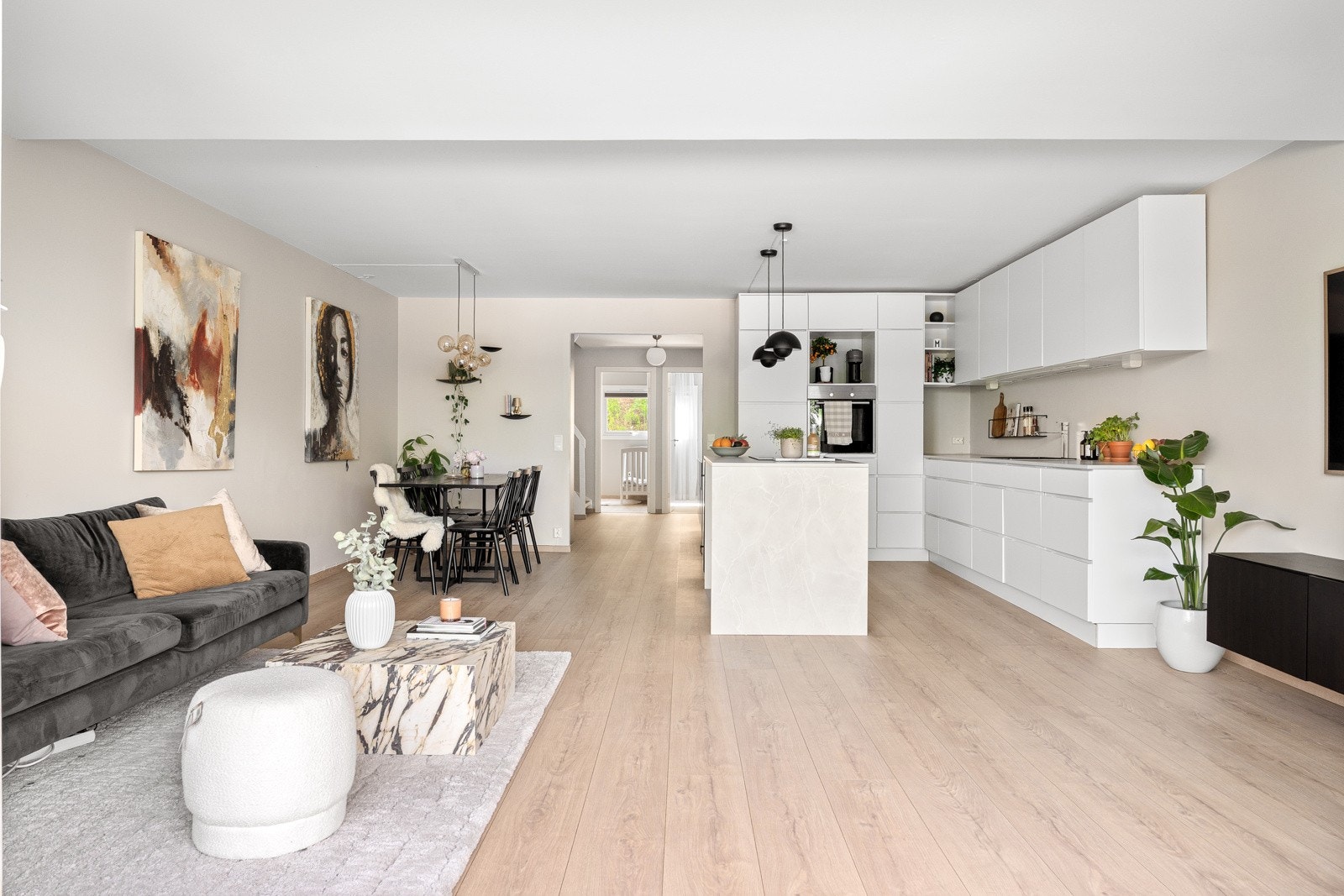 Lys og luftig stue i åpen og sosial løsning med kjøkkenet Galleribilde