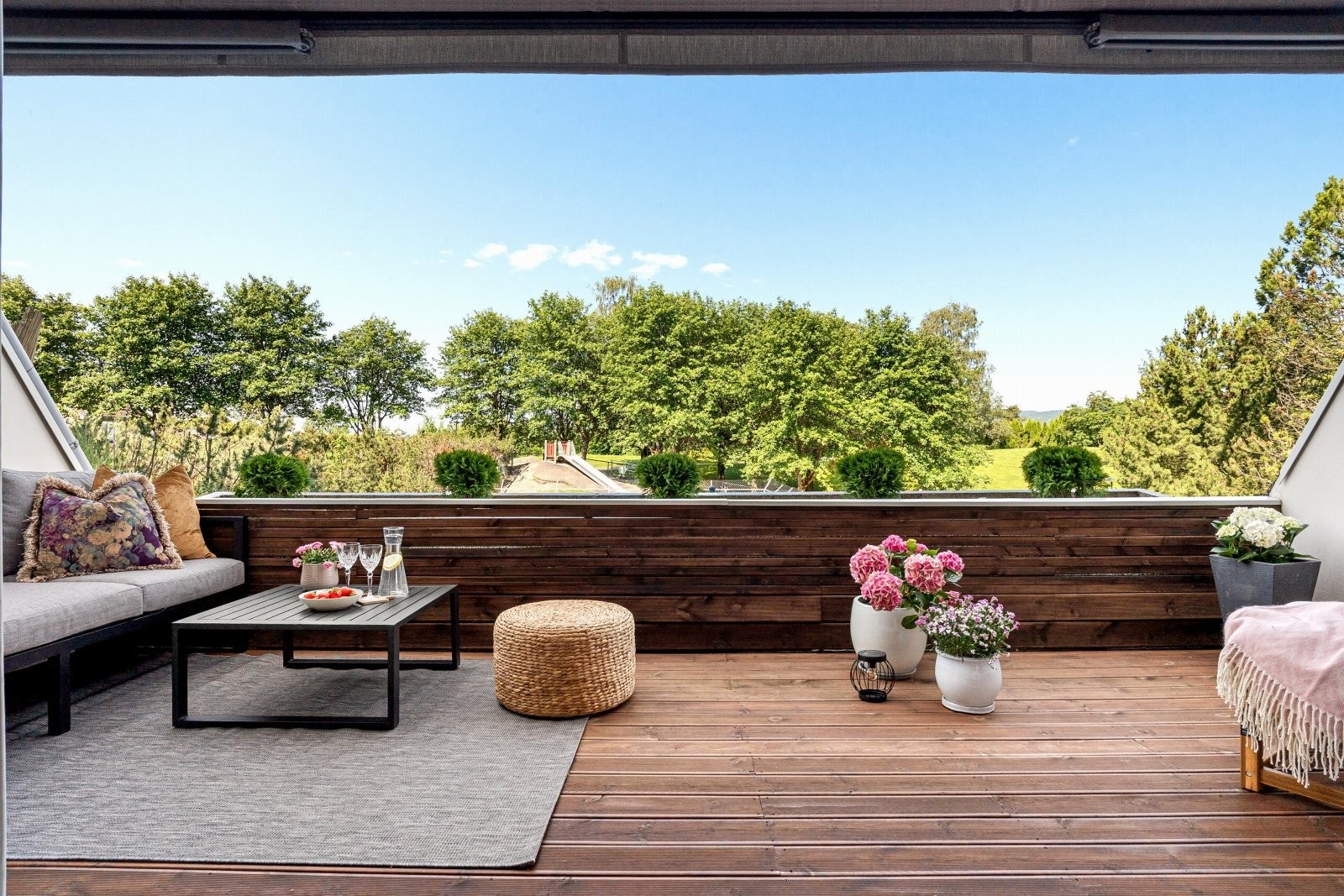 Fra stuen er det utgang til en vestvendt balkong med god plass og flotte solforhold Galleribilde