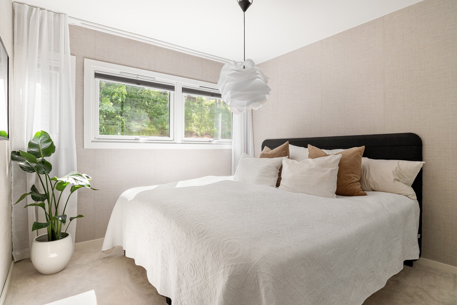 Hovedsoverommet er romslig og har god plass til dobbeltseng med nattbord på begge sider Galleribilde