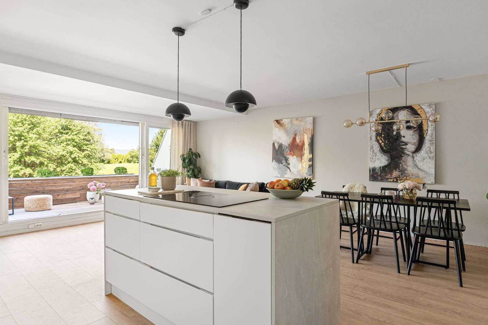 Kjøkkenvegg revet i 2021, og kjøkken endret og utvidet med noen skap/overskap Galleribilde