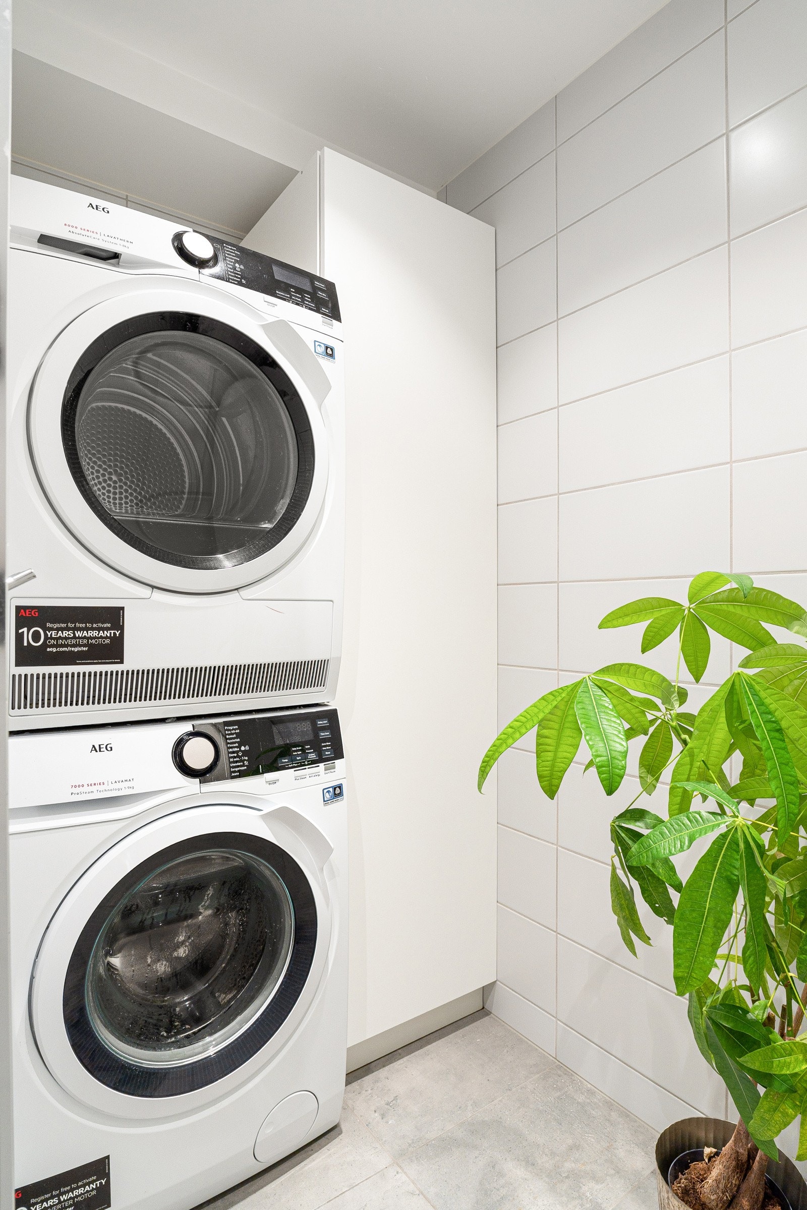 Opplegg for vaskemaskin og tørketrommel, samt et høyskap som skjuler varmtvannstanken Galleribilde