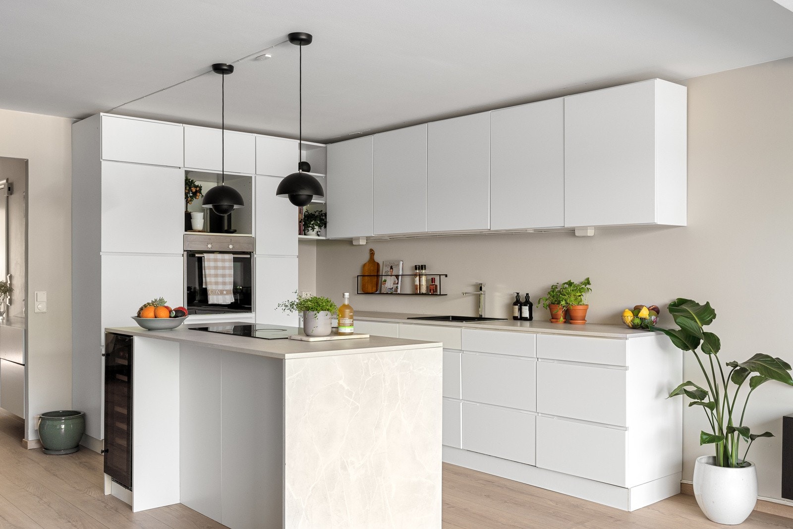 Stilrent og moderne kjøkken fra Kvik med hvite, grepsfrie fronter Galleribilde