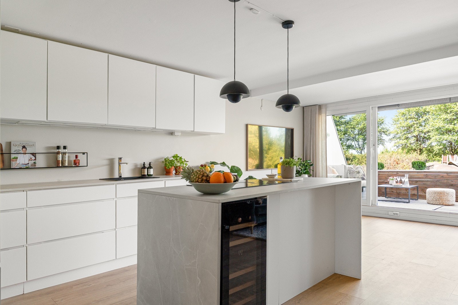 Praktisk kjøkkenøy med integrert platetopp og godt med arbeidsflate Galleribilde