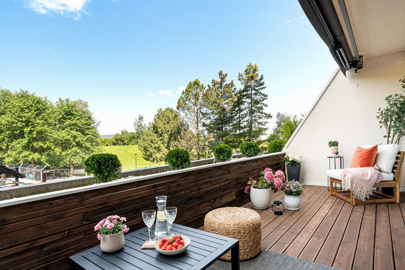 Vestvendt balkong på ca. 10,8 m² med svært gode solforhold Galleribilde