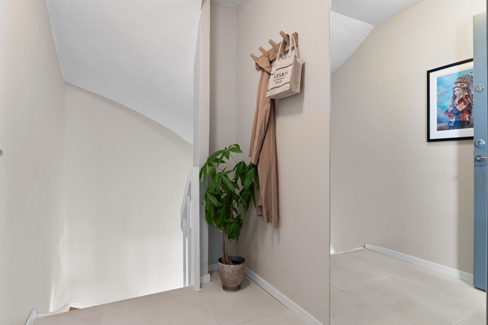 Innbydende entré som ønsker deg velkommen hjem. Her blir du møtt av en praktisk løsning med knaggrekke for yttertøy Galleribilde