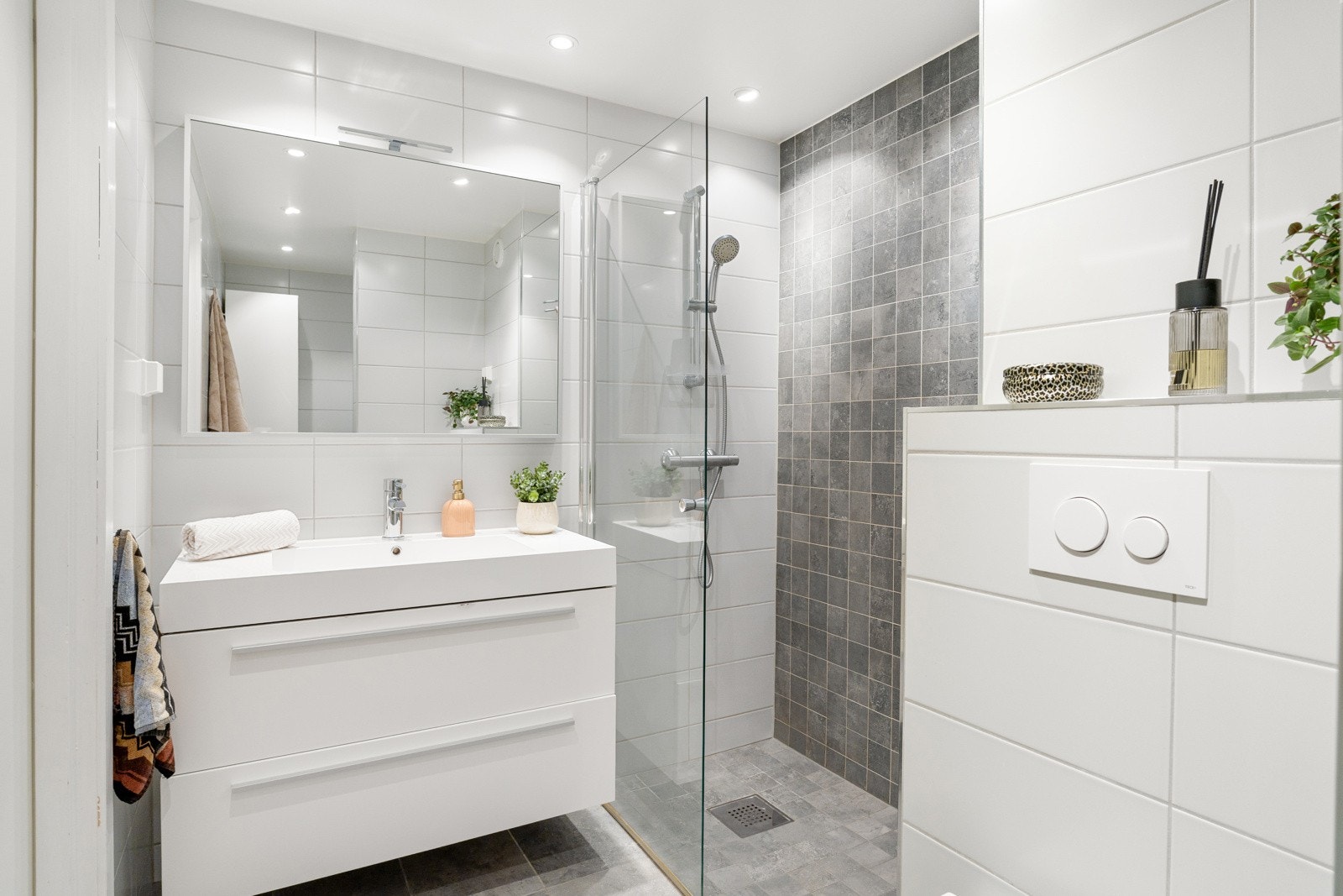 Delikat og funksjonelt baderom fra 2015 med flislagte overflater og behagelig gulvvarme Galleribilde