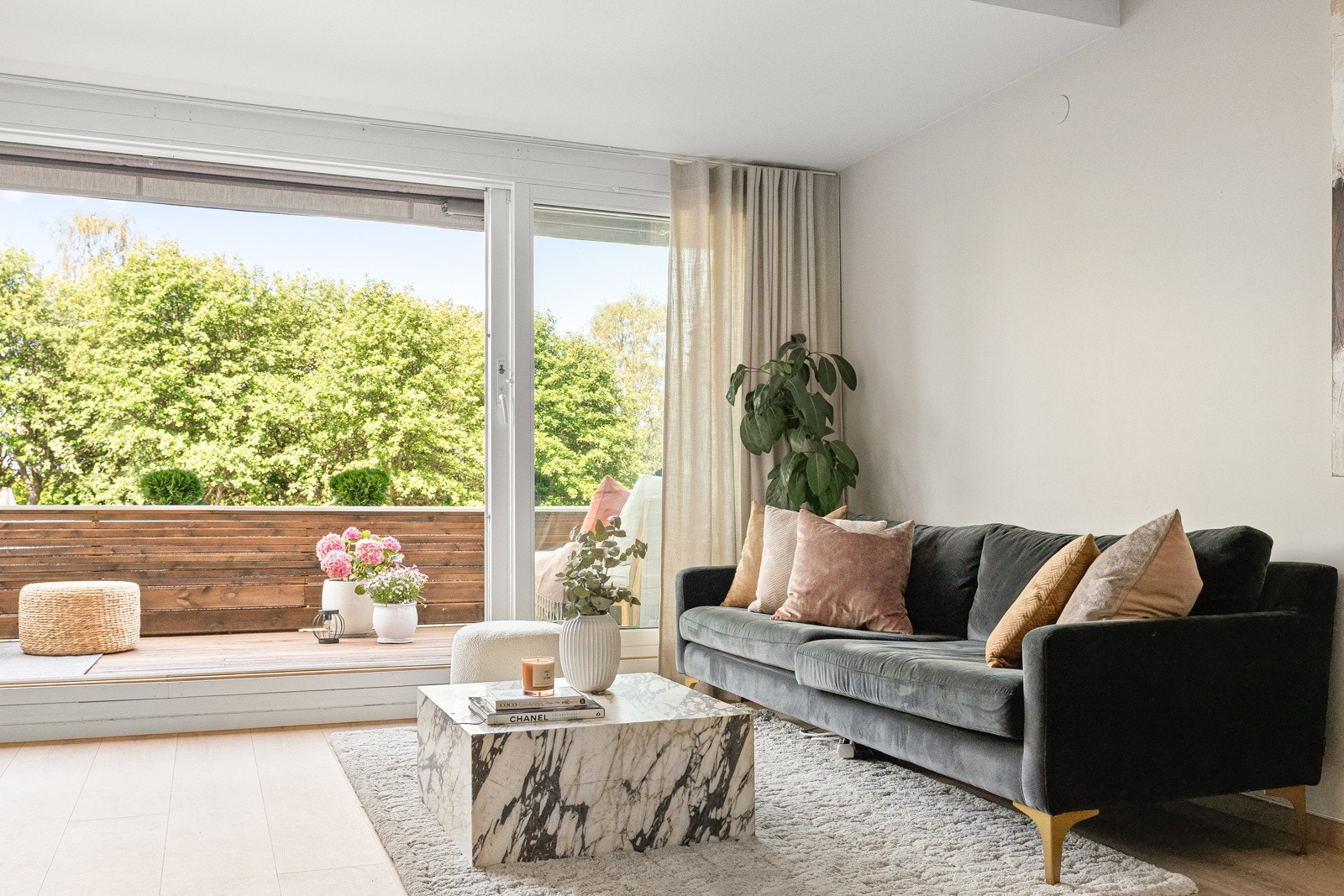 Store balkongdører slipper inn rikelig med naturlig lys og bidrar til en trivelig atmosfære Galleribilde