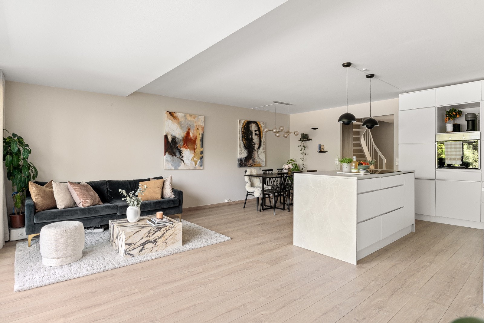 Rommet har god plass til både stor sofagruppe med TV løsning og et romslig spisebord Galleribilde