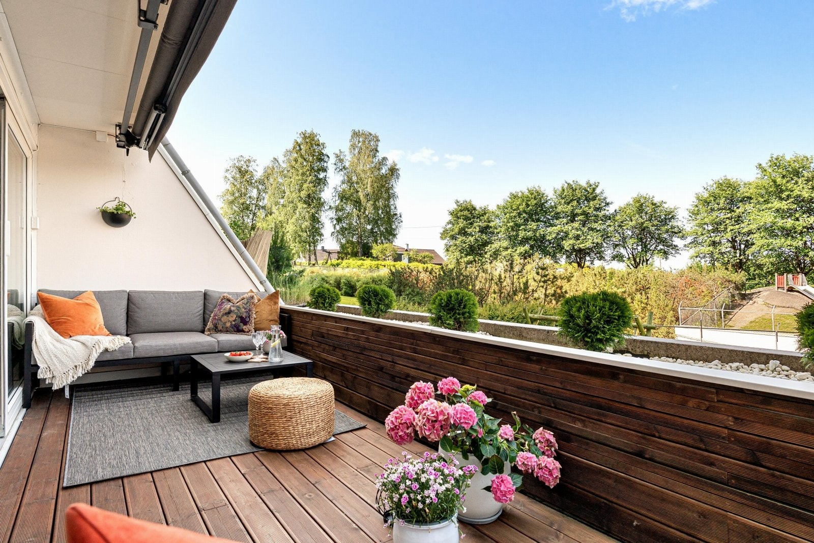 Balkongen fungerer som en naturlig forlengelse av stuen i sommerhalvåret Galleribilde