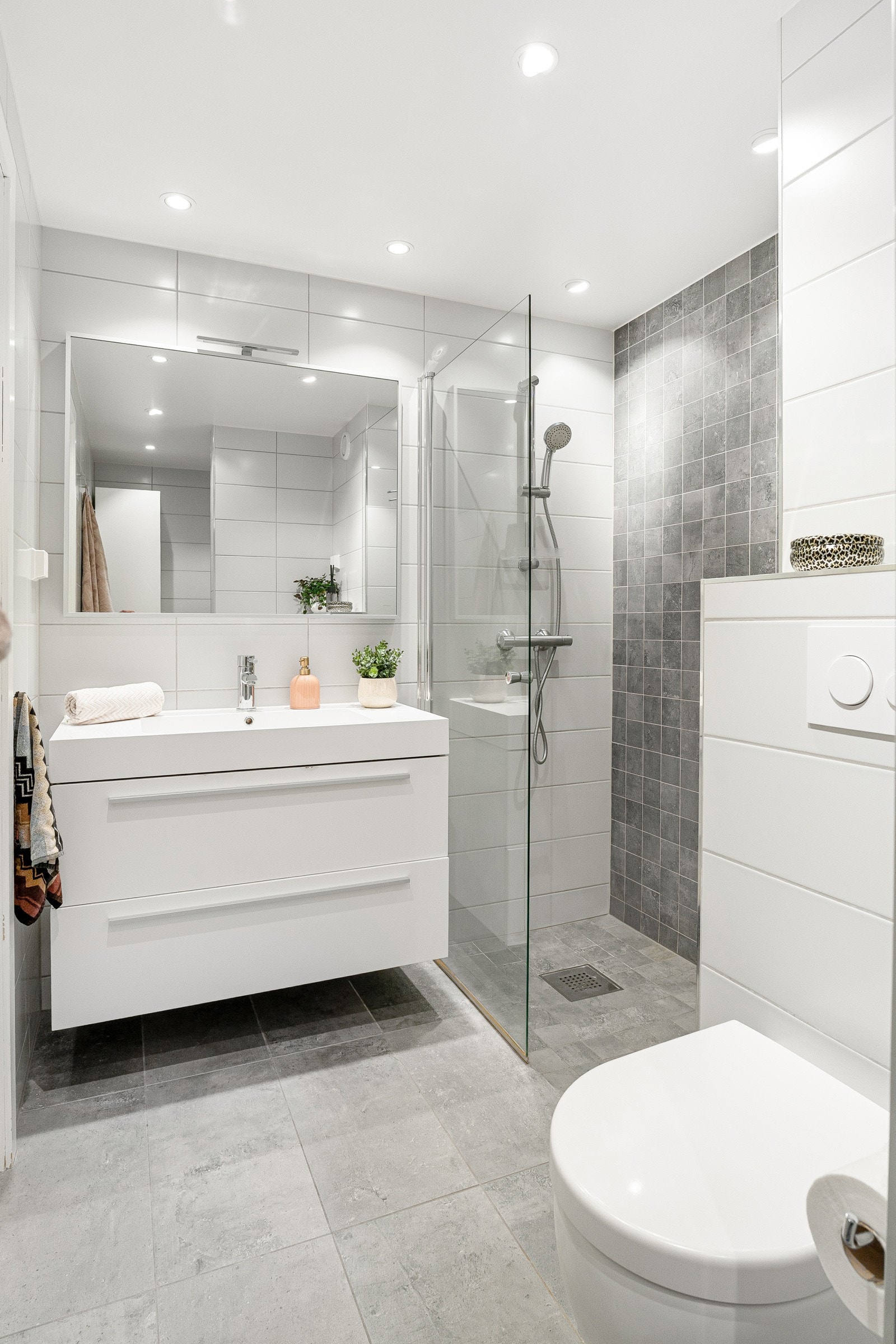 Praktisk dusjnisje med glassvegg og termostatstyrt dusjbatteri i krom med både hånddusj og regnfallsdusj Galleribilde