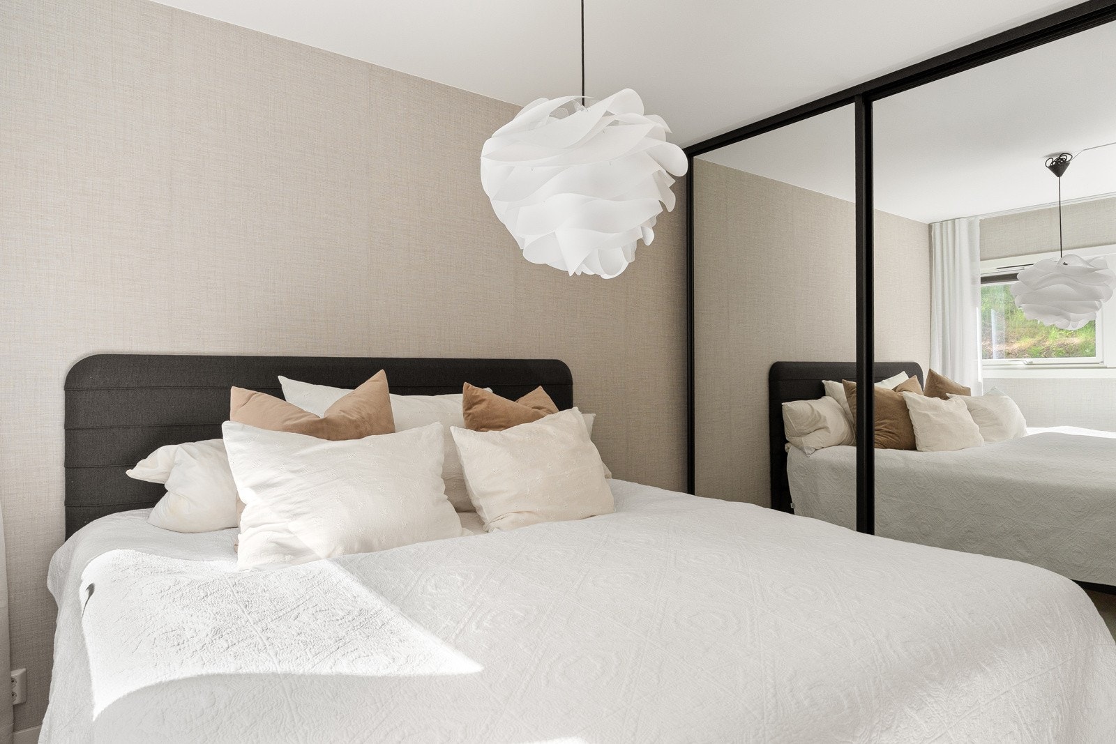 Rommet er innredet med en stor skyvedørsgarderobe som gir svært gode oppbevaringsmuligheter Galleribilde