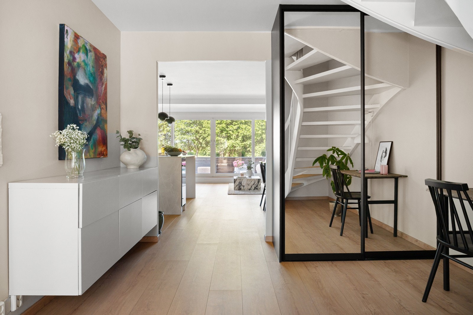 Hall med gode oppbevaringsmuligheter og kontorplass Galleribilde