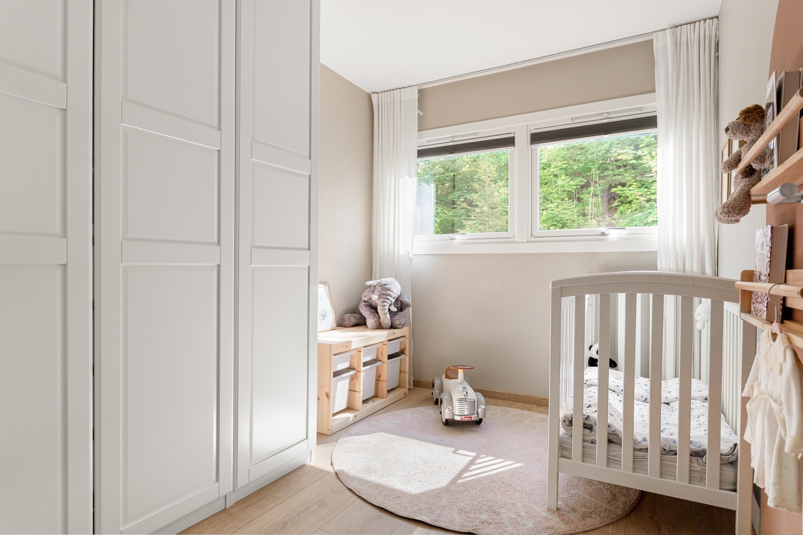 Soverom II er av god størrelse med plass til seng, skrivepult og garderobeløsning Galleribilde