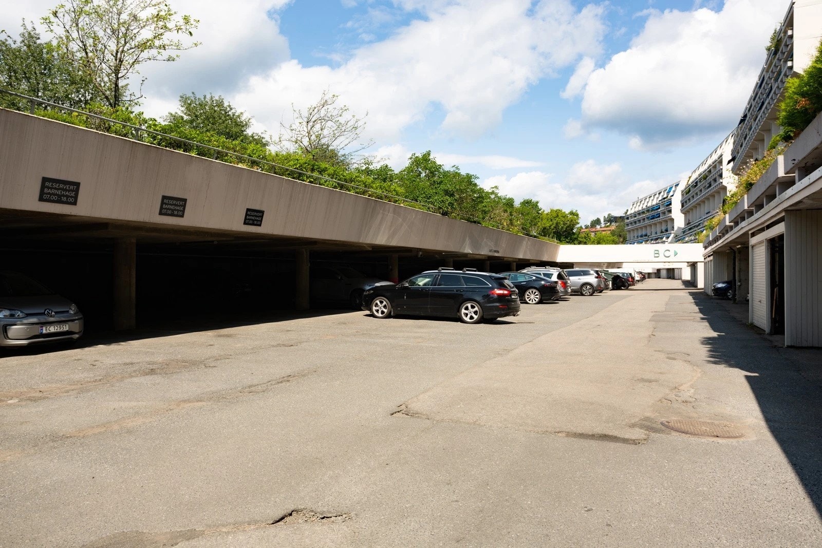 Utendørs gjesteparkering Galleribilde