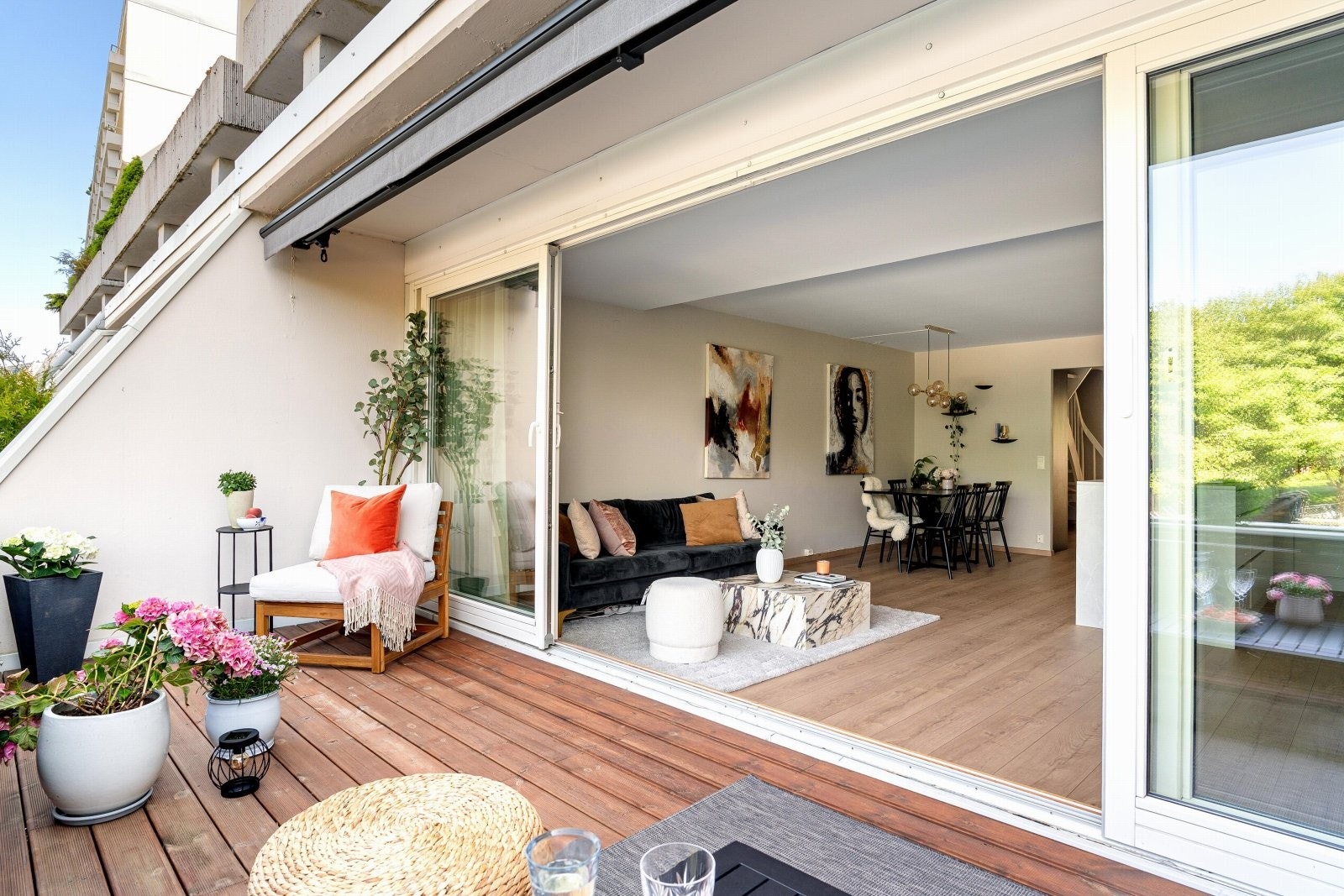 God plass til både utemøbler og grill - perfekt for hyggelige dager og kvelder utendørs Galleribilde