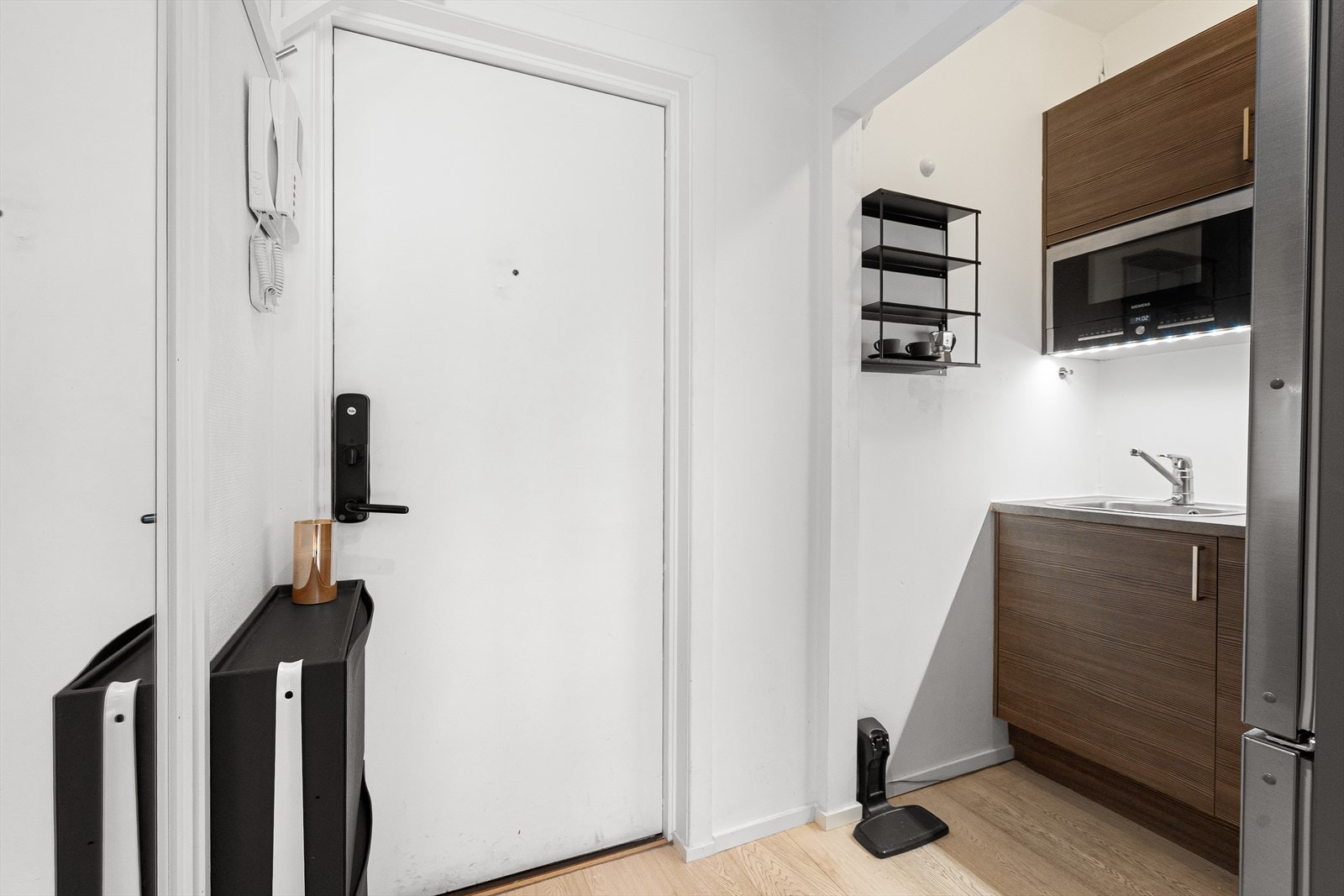 Ved inngangsdøren er det plass til et skoskap/skohylle og knagger. Yale doorman-håndtaket/lås til entrédør medfølger ikke. Det vil bli montert tradisjonell dørlås med nøkkel før overtakelse. Galleribilde