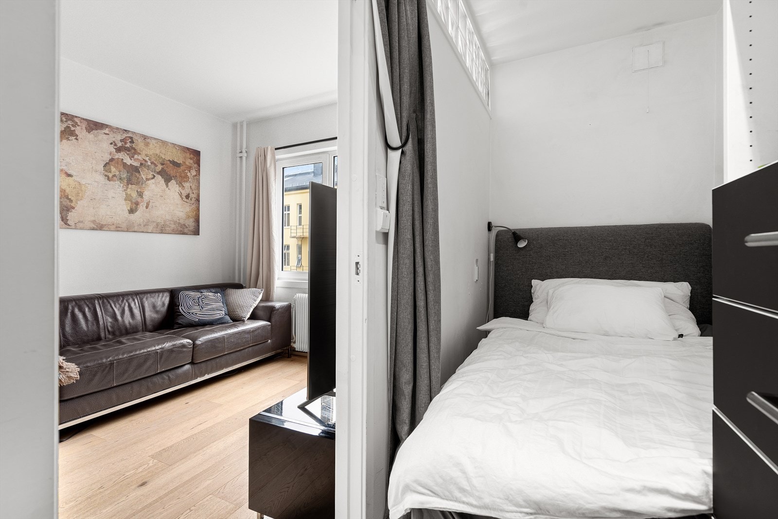 Her er det plass til seng, oppbevaring og skrivebord. Galleribilde