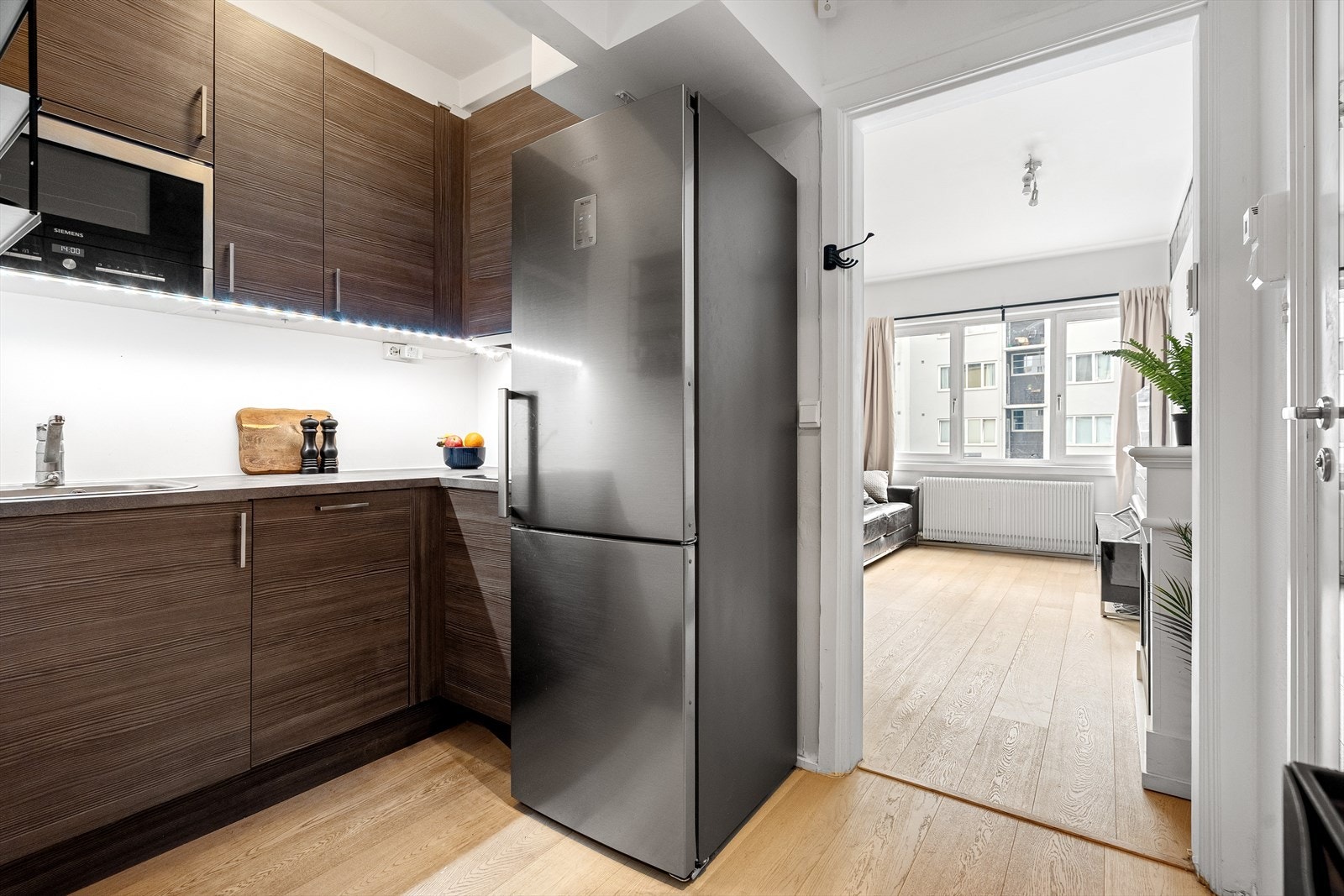 Leiligheten har en godt utnyttet planløsning med en romslig og lys stue, separat kjøkken, sovealkove og bad. Galleribilde