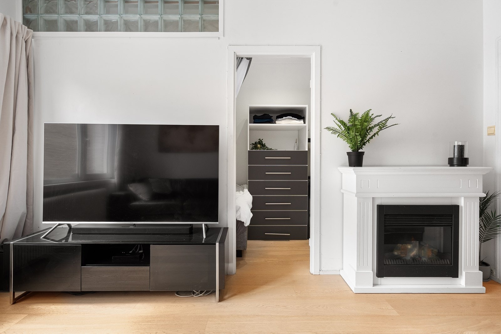 Fra stuen er det adkomst til en sovealkove. Galleribilde