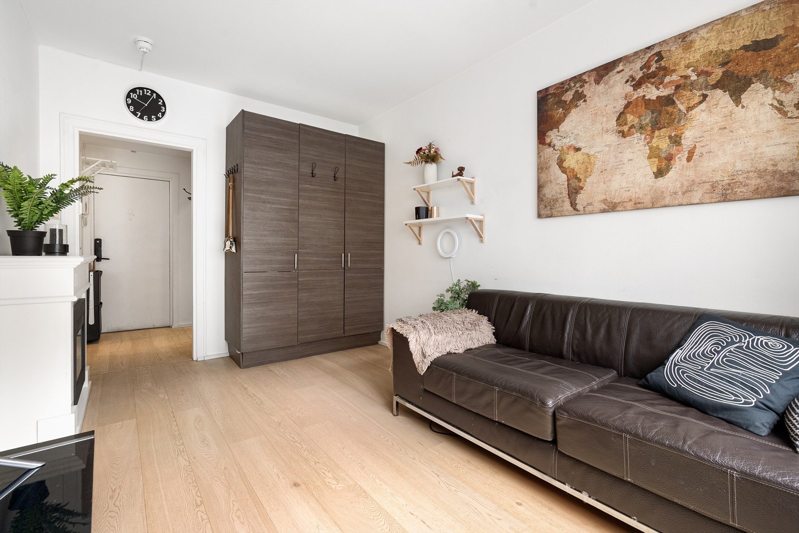 Stort garderobeskap for ekstra oppbevaring. Galleribilde