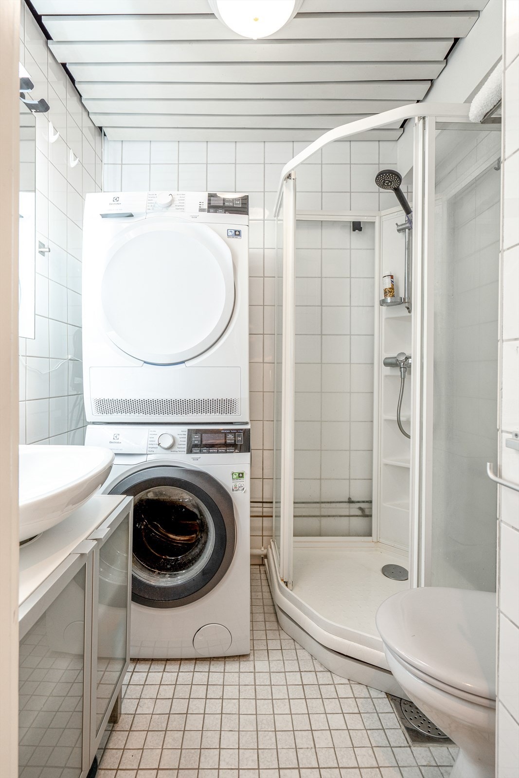 Flislagt bad med gulvvarme og opplegg til vaskemaskin. Galleribilde