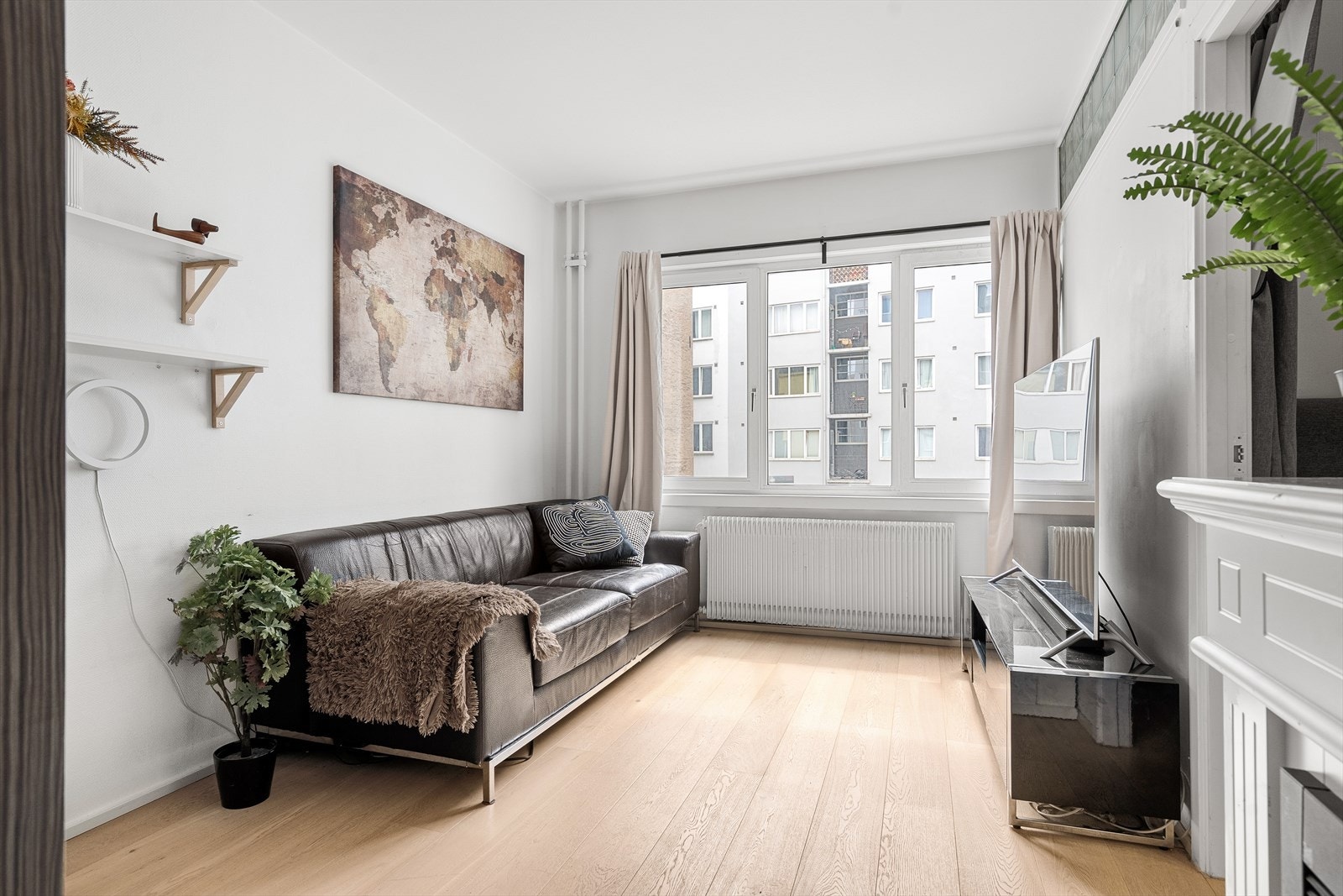 Romslig og lys stue med plass til sofa, bord og tv. Galleribilde