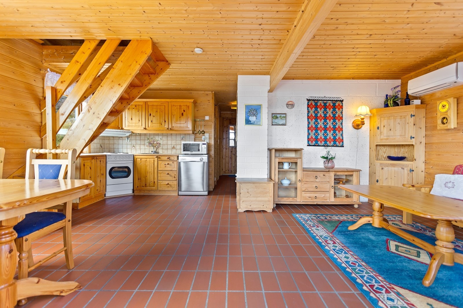 Inne i hytten er det panel, fliser og varmekabler på gulv Galleribilde