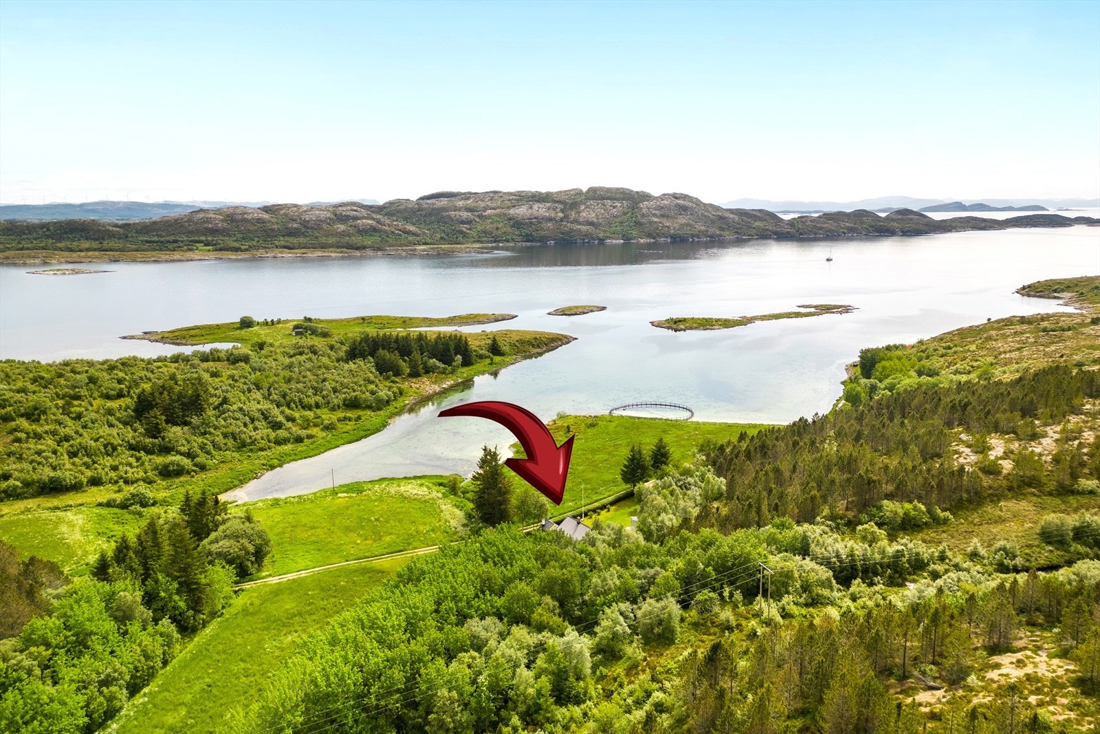 Hytten ligger for seg selv og med kort avstand til stranområde, naboen har godkjent søknad om å legge ut kai ved sjøen Galleribilde