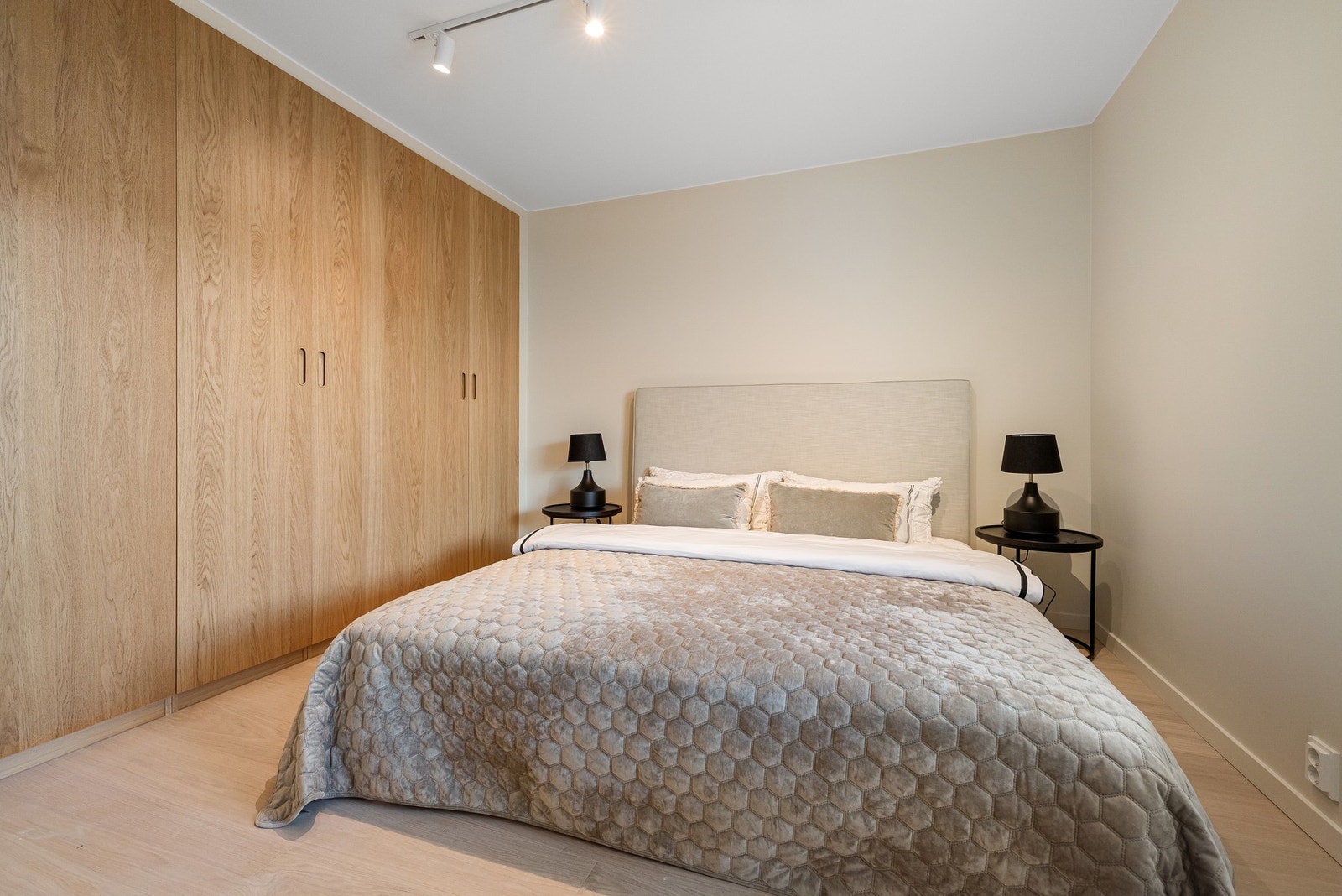 Master soverom med eksklusive garderobeskap og finér eikefronter som medfølger. Galleribilde