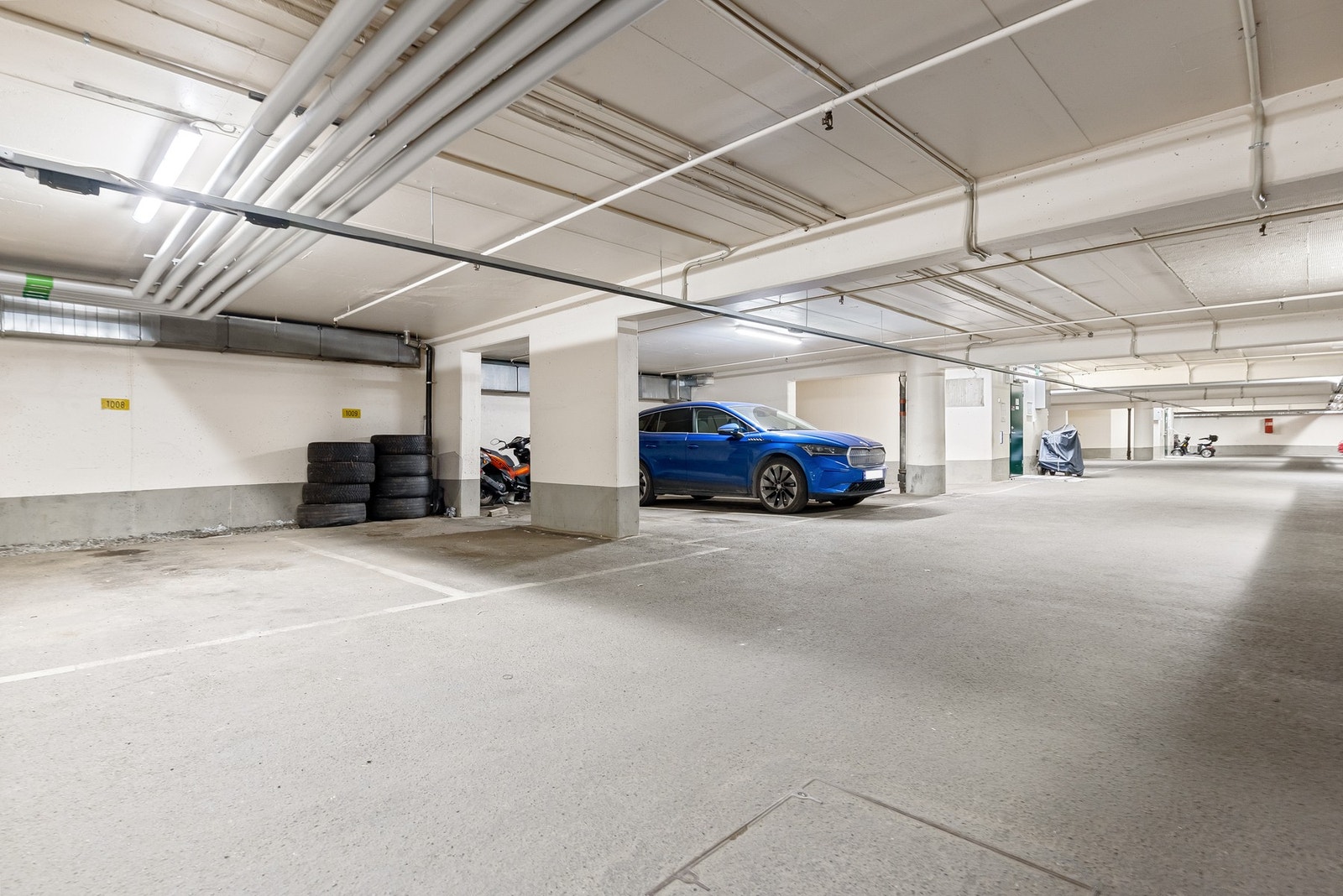 Det følger med en garasjeplass i felles garasjeanlegg. Mulighet for å installere lader til elbil. Galleribilde