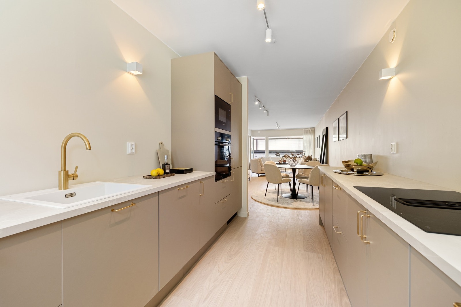 Eksklusivt blandebatteri og håndtak i messing som matcher armatur på badet. Galleribilde