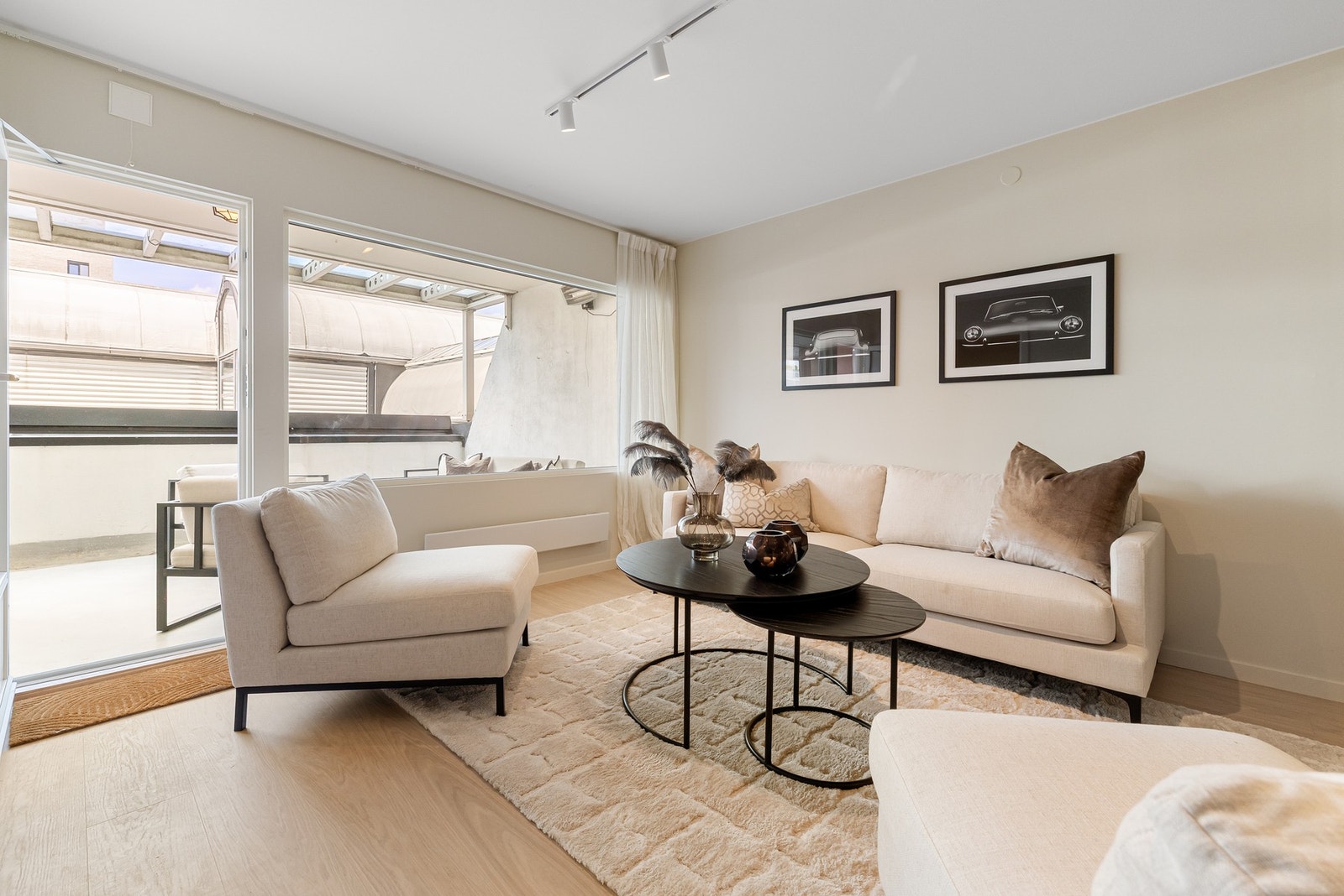 Ny fasade med etterisolerte vegger, ny ytterdør og
vinduer i regi av borettslaget. Galleribilde