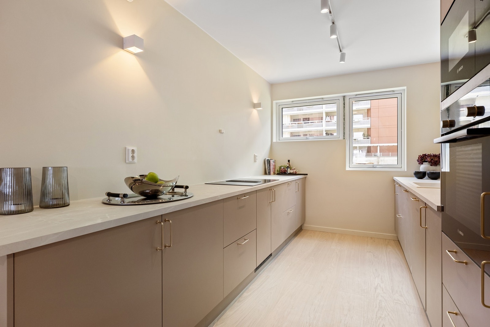 Innholdsrik hvitevarepakke med bl.a stekeivn, mikroovn, kjøl/frys samt platetopp med integrert ventilator. Galleribilde