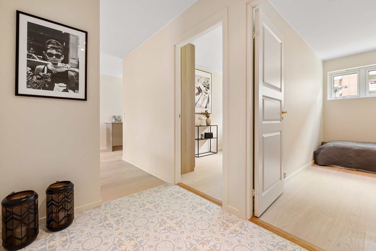 Vakre, historiske fliser med behagelige varmekabler i gulv. Galleribilde