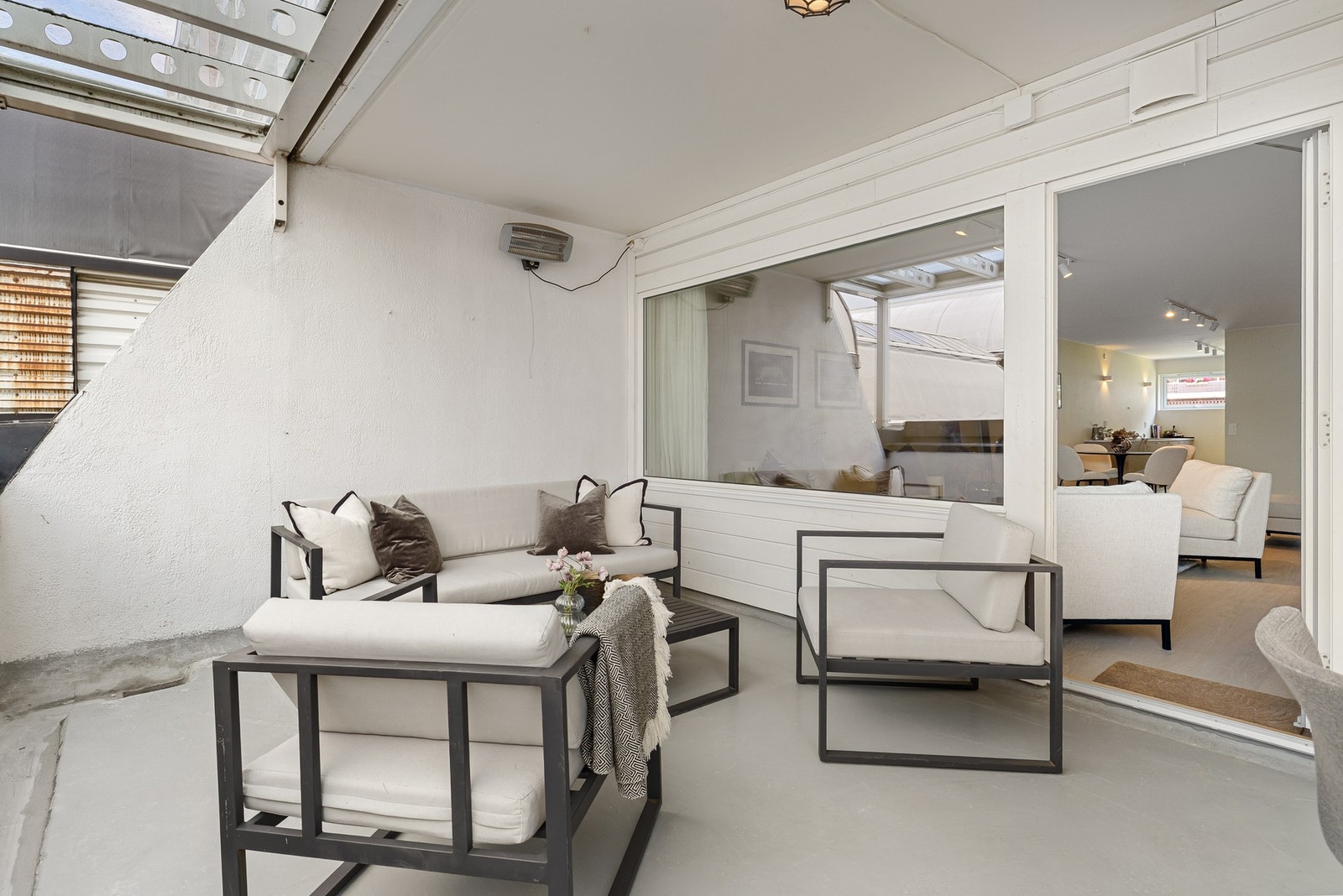 Balkongen er godt skjermet for innsyn og fungerer som en naturlig forlengelse av stuen på sommerhalvåret. Galleribilde