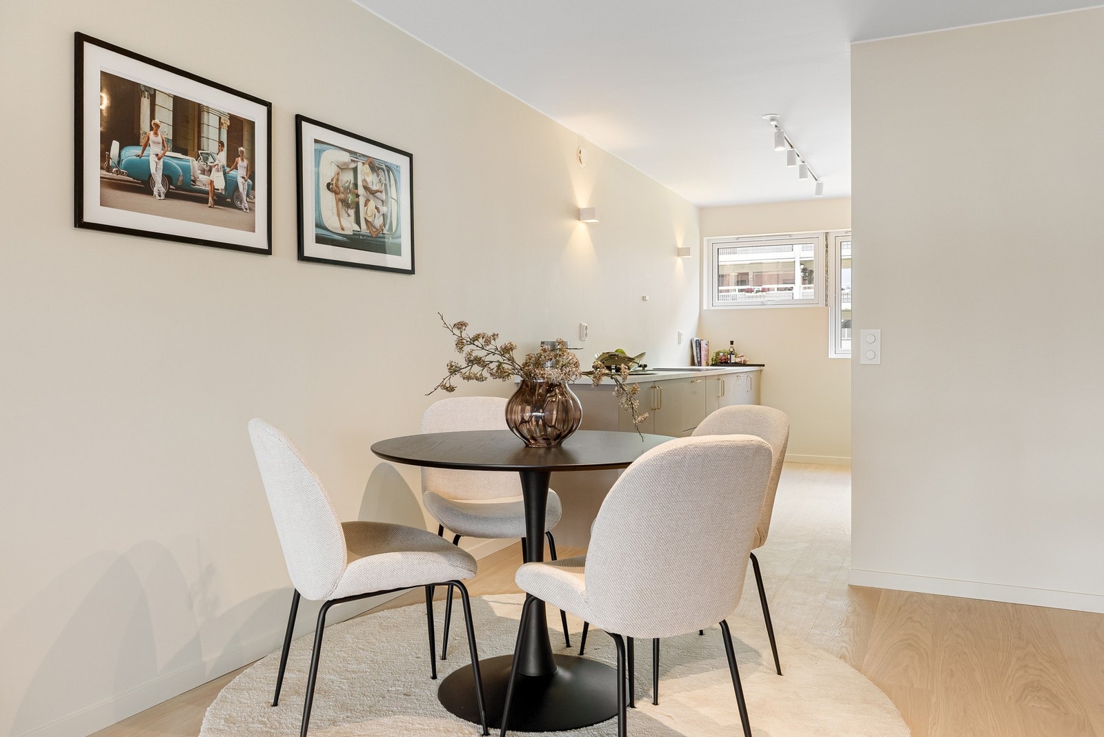 Åpen og sosial planløsning med nydelig gjennomlys i stuen. Det er god plass til spisestue. Galleribilde