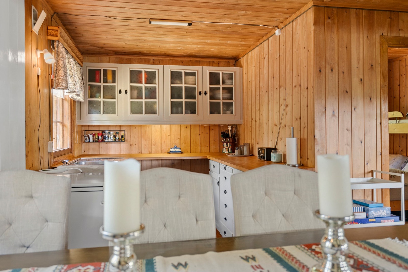 Praktisk kjøkken med profilerte fronter og godt med lagringsplass Galleribilde