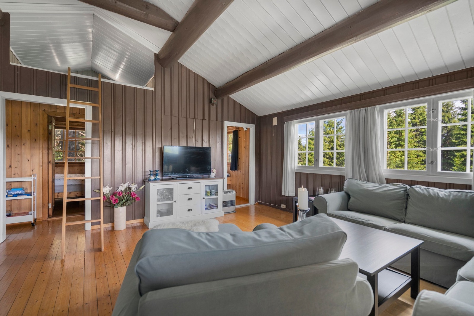 Stuen med stigen opp til hemsen Galleribilde