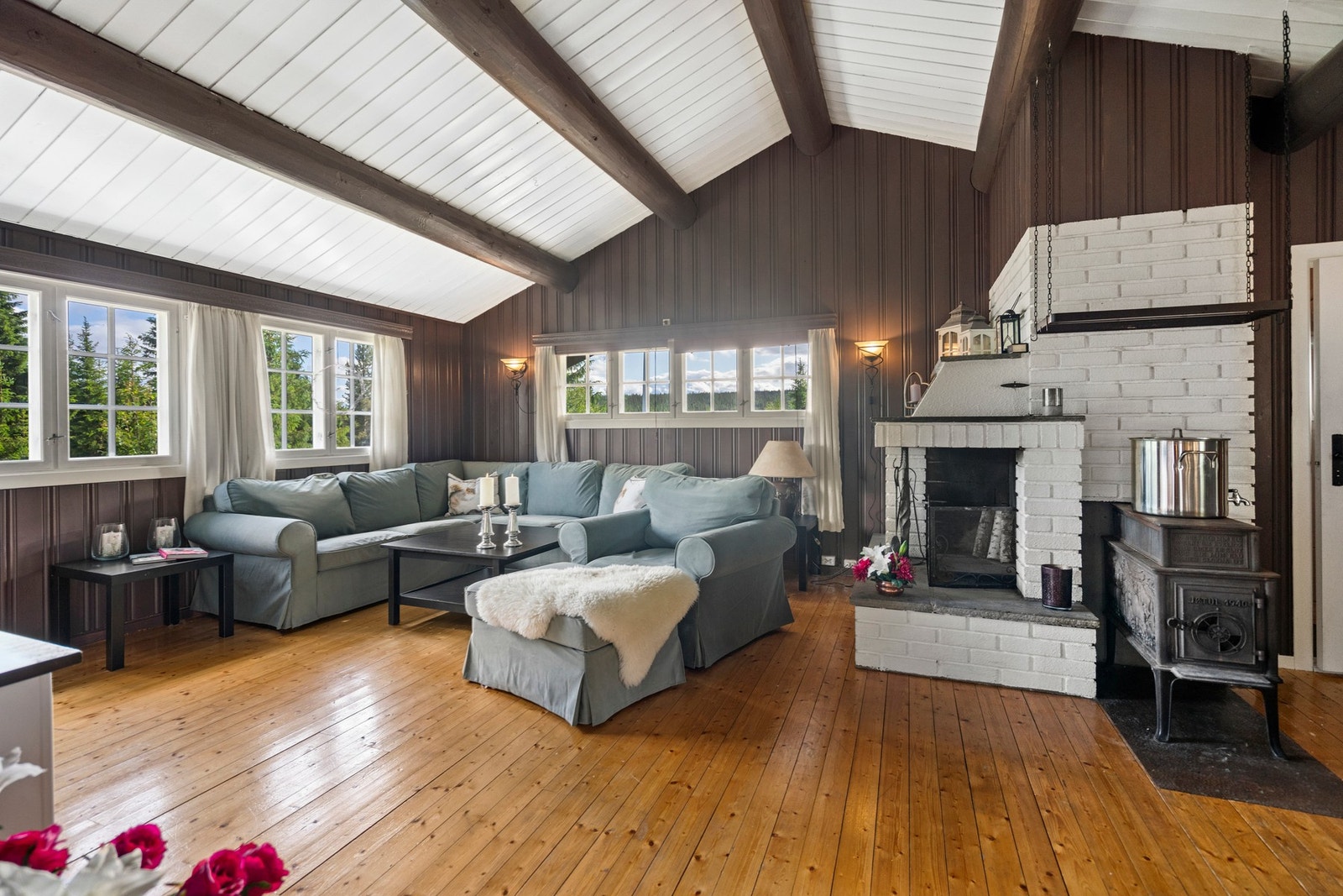 Koselig stue med både vedovn og åpen peis. Galleribilde