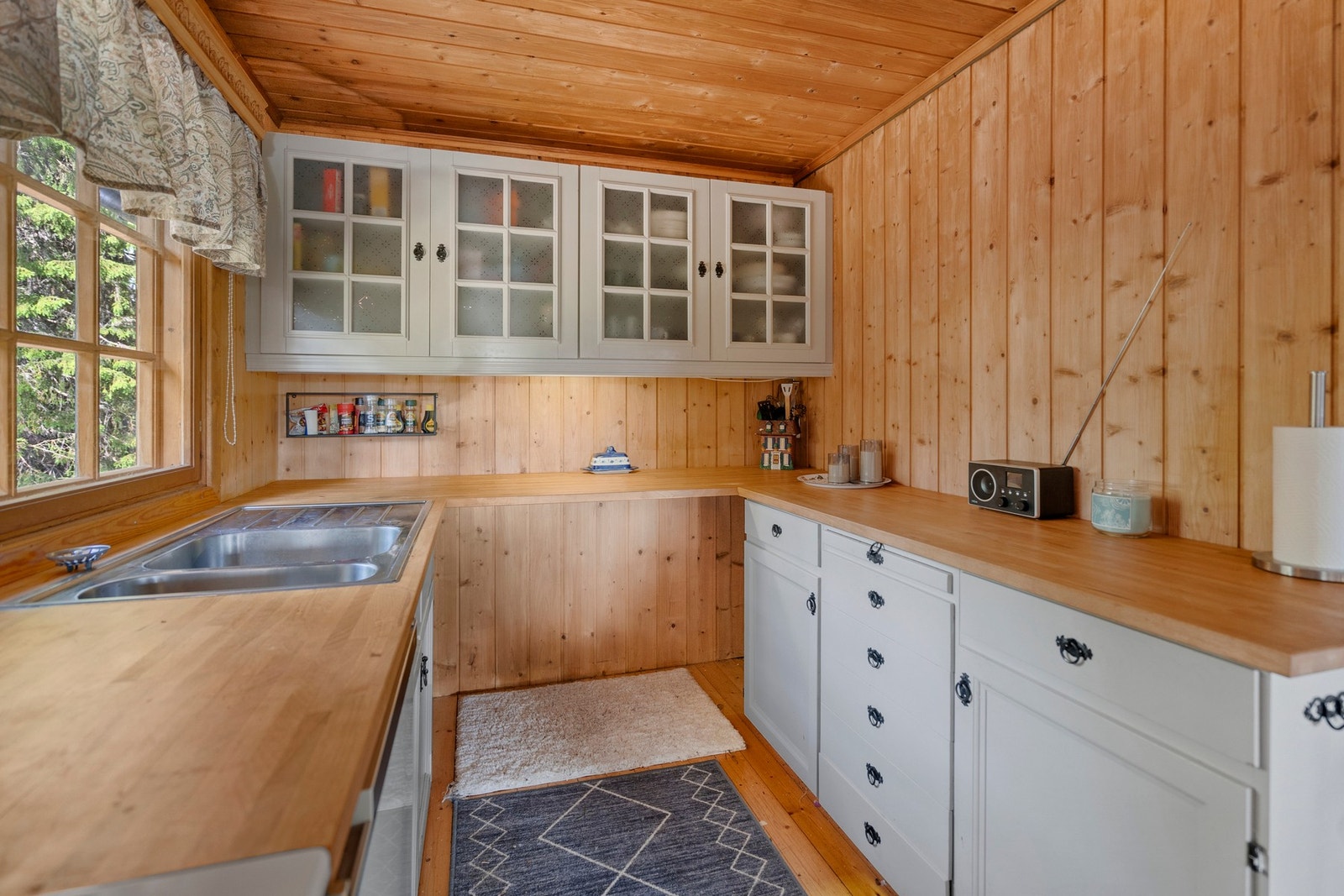 Kjøkkenet med godt med arbeidsplass Galleribilde