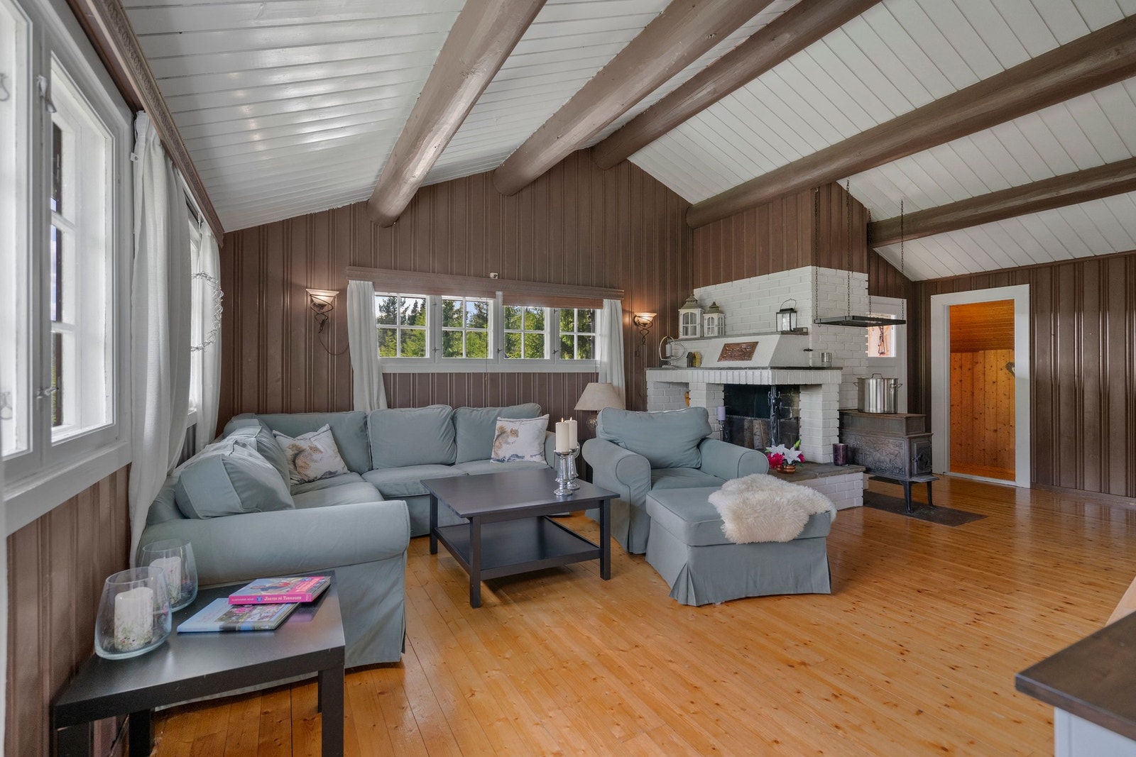 Stuen er malt i nyere tid i koselige farger Galleribilde