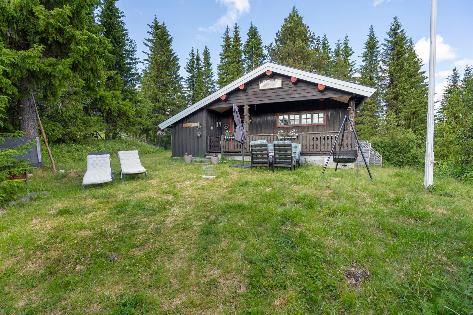 Hytten i front med den hyggelige terrassen og uteområdet Galleribilde