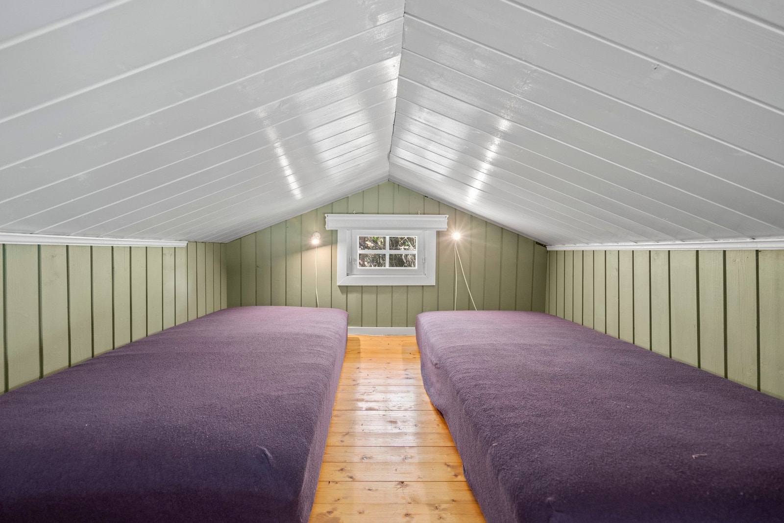 Praktiske hemsen med to sengeplasser. Adkomst fra stuen Galleribilde