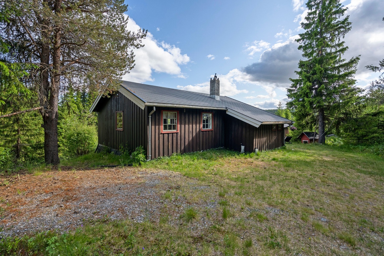 Parkeringen på baksiden av hytten Galleribilde